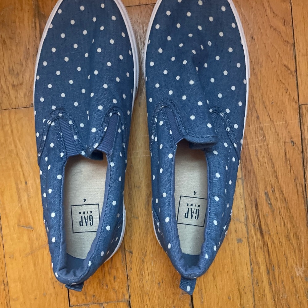 GAP size 4 kids Blue Polka Dot Slip-On Shoes- NWOT 

.
